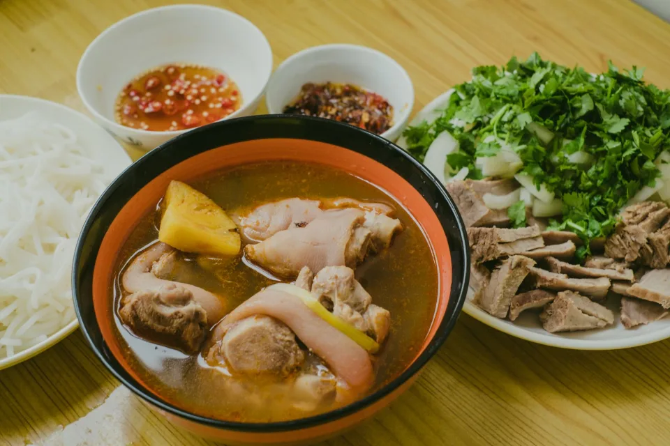 Mâm cơm đặt trước